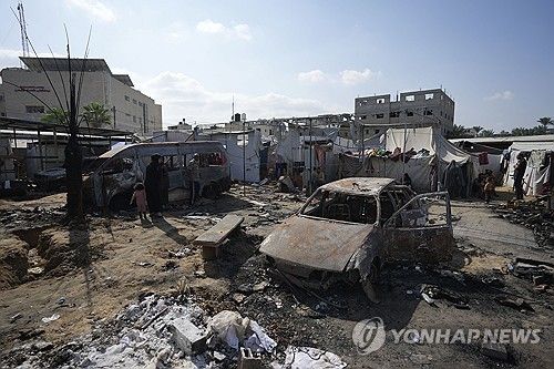 지난 16일 팔레스타인 가자지구 중부 데이르 알발라의 알 아크사 순교자 병원 부지에 있는 텐트촌이 이스라엘의 공습을 받은 모습. [AP 연합뉴스 자료사진. 재판매 및 DB 금지]