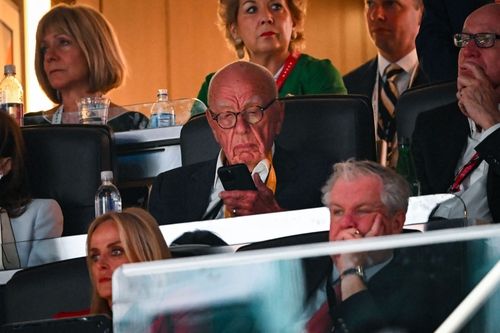 지난 7월 미국 공화당 전당대회에서 휴대전화 보고 있는 루퍼트 머독 