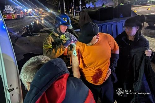 우크라 크리비리흐에서 러시아군 공습으로 인한 부상자 돌보는 구조대원