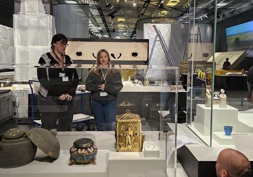 신라 유물을 살펴보는 박물관 관계자들 