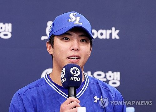 질문에 답하는 김영웅