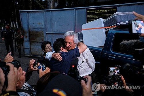 19일(현지시간) 교도소에서 풀려난 과테말라 저명 언론인 호세 루벤 사모라