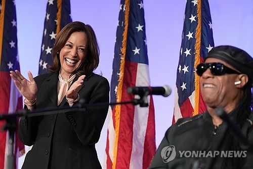 해리스 미국 부통령과 가수 스티비 원더