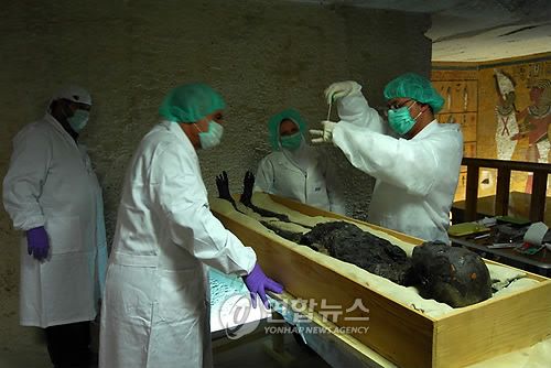 이집트 파라오 투탕카멘 미라에 대한 유전자 검사 당시 모습