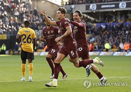 기뻐하는 맨체스터 시티 선수들