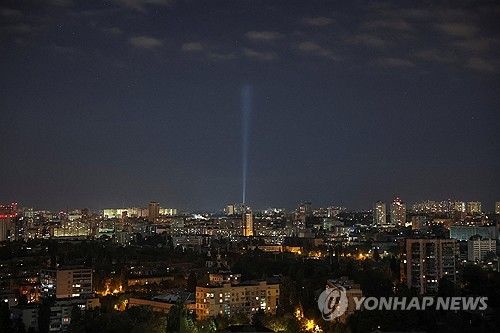 러시아군의 드론 공격을 감시하는 우크라이나 측의 방공조명