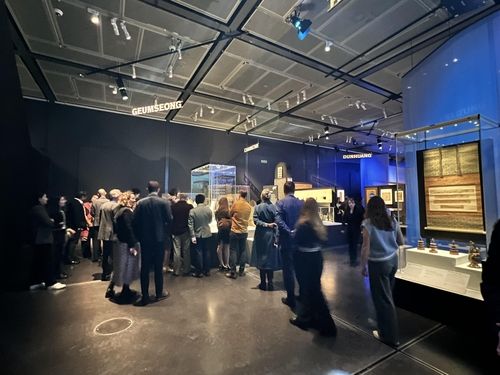 '금성' 전시 구역에 몰린 사람들 