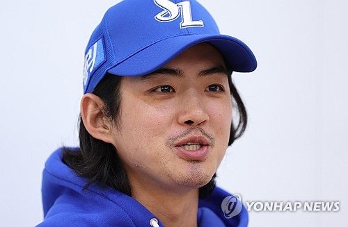 취재진 질문에 답하는 구자욱