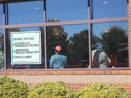 조지아주 코브카운티의 조기투표소에서 순서를 기다리는 유권자들