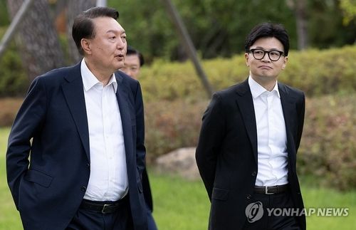 윤석열 대통령, 국민의힘 한동훈 대표와 대화하며 이동