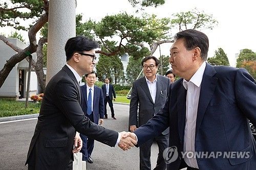 윤석열 대통령, 국민의힘 한동훈 대표와 악수