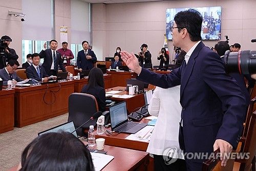 고성 주고받는 여야 법사위원들