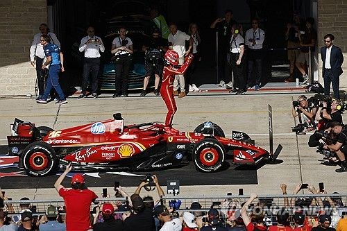 머신 위에 올라가 승리를 기뻐하는 샤를 르클레르