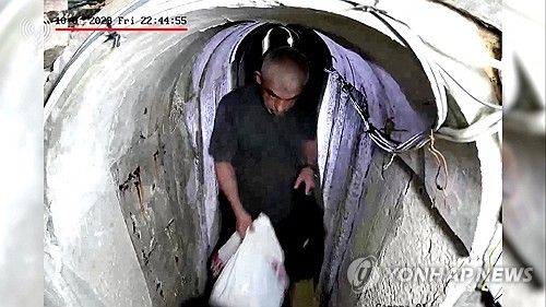 이스라엘에 대한 기습공격이 개시되기 직전 땅굴을 따라 은신처를 옮기는 신와르의 모습