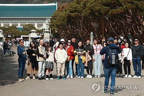 청와대 관람하는 관광객들