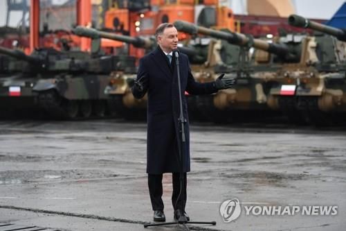 국서 납품된 K2 전차·K9 자주포 앞에서 연설하는 폴란드 대통령