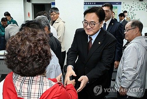 지역 주민과 인사하는 우원식 국회의장
