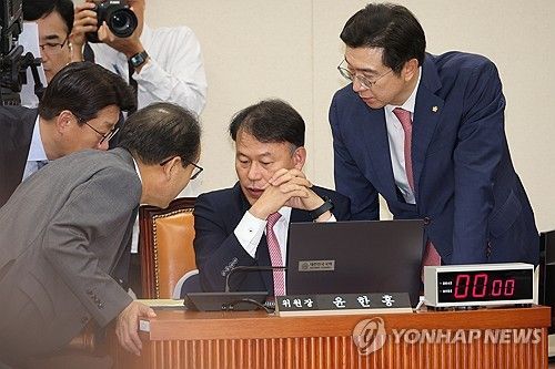 양당 간사와 대화하는 윤한홍 정무위원장
