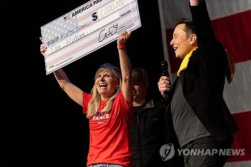 청원 서명자에게 100만 달러 수표를 건넨 일론 머스크