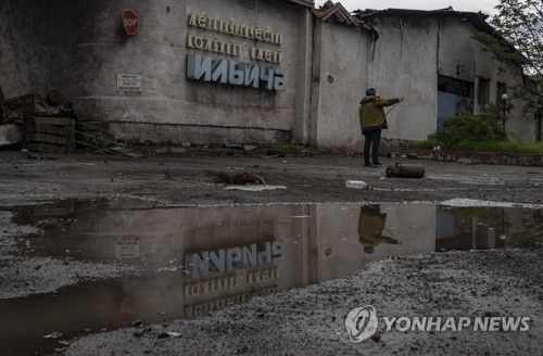 마리우폴이 함락된 2022년 5월 18일 일리치 제철소 앞에서 촬영된 사진