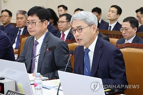 박일영 한국투자공사 사장(왼쪽)과 윤희성 한국수출입은행장 [연합뉴스 자료사진]