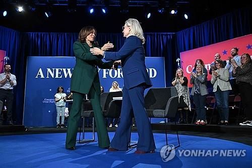 카멀라 해리스 미국 부통령과 리즈 체니 전 공화당 하원의원