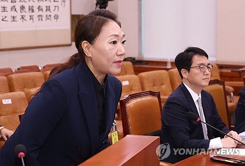 인사하는 강혜경 씨