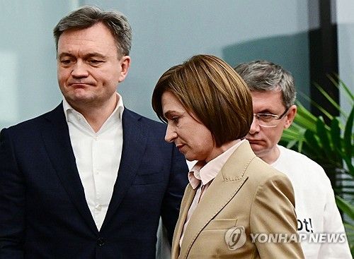 어두운 표정의 마이아 산두 몰도바 대통령