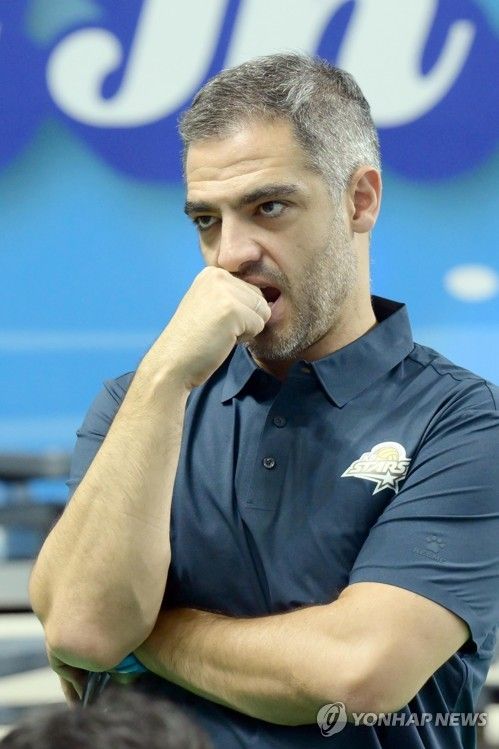 첫 승리에 실패한 KB손해보험 미겔 리베라 감독