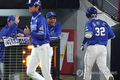 김헌곤 홈런에 기뻐하는 박진만 감독