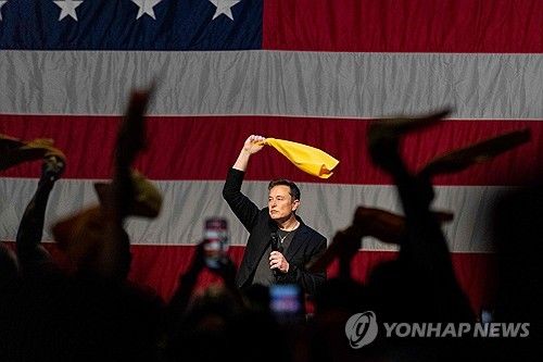 지난 20일(현지시간) 펜실베이니아주에서 트럼프 전 대통령에 대한 지원 유세 행사를 하는 일론 머스크 