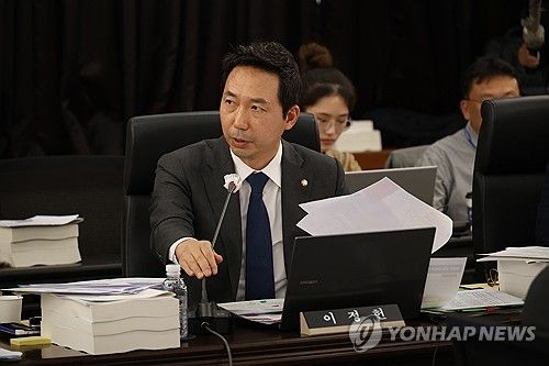 질의하는 이정헌 의원