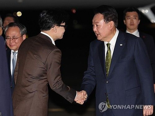 윤석열 대통령, 국민의힘 한동훈 대표와 악수