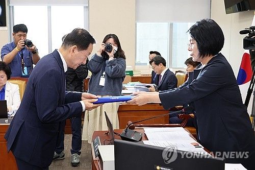 선서문 전달하는 류희림 방심위원장