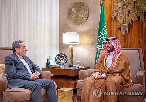 빈 살만 사우디라아비아 왕세자(우)와 아락치 이란 외무장관