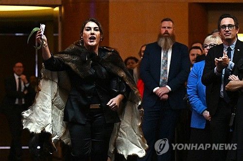 찰스 3세 향해 소리치는 호주 상원의원