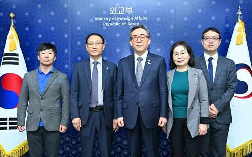 외교장관, 납북자·국군포로·강제송환 탈북민 가족 면담