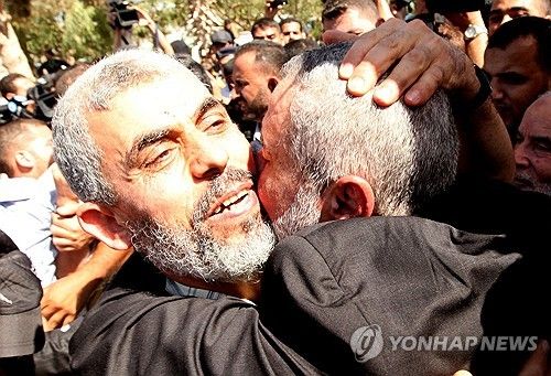 2011년 포로교환으로 풀려나 하마스의 전 수장 이스마일 하니예(오른쪽)와 포옹하는 야히야 신와르(왼쪽)