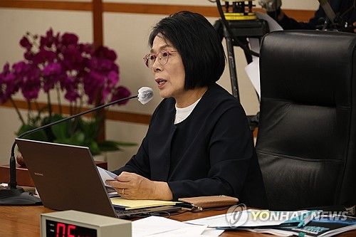 발언하는 최민희 위원장