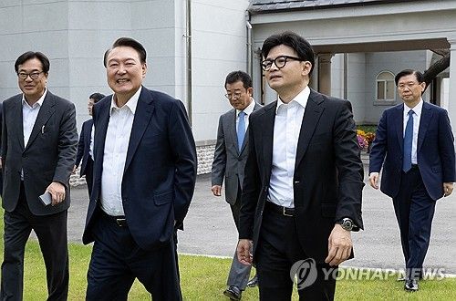 윤석열 대통령, 국민의힘 한동훈 대표와 대화하며 이동
