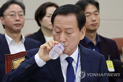 물 마시는 류희림 방심위원장