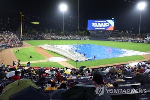 방수포 걷는 관계자들