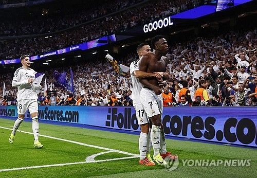 팀의 4번째 골 터뜨리고 세리머니하는 비니시우스 주니오르(7번)