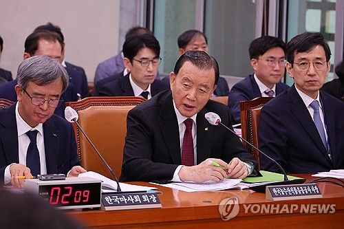 답변하는 홍문표 aT 사장