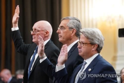 2022년 6월1일 의회서 증언하는 스털링