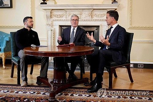 젤렌스키 대통령과 키어 스타머 총리, 뤼터 사무총장