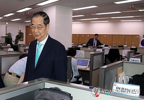 기자실에 입장하는 한덕수 국무총리