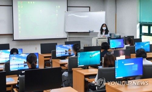 북한이탈주민정착지원사무소에서 정보기술 교육받는 북한이탈주민들