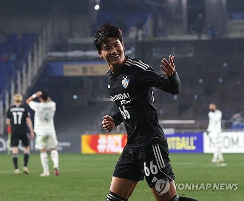 홈팬과 기뻐하는 설영우