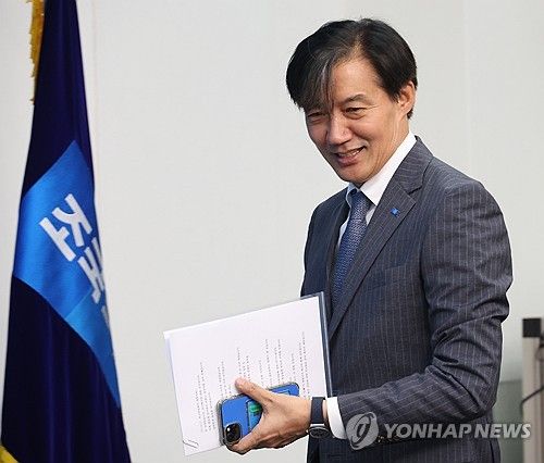 미소짓는 조국 대표